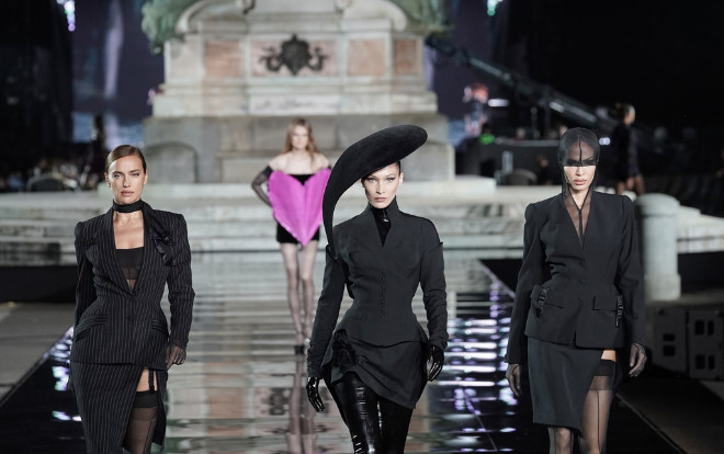 Siêu mẫu Irina Shayk tái xuất sàn catwalk sau khi chia tay tài tử Bradley Cooper Ảnh 2