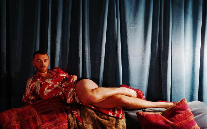 Ca sĩ đồng tính nước Anh mê mẩn giày cao gót đỏ, diện váy hoa bung lụa pose dáng như người mẫu Ảnh 2