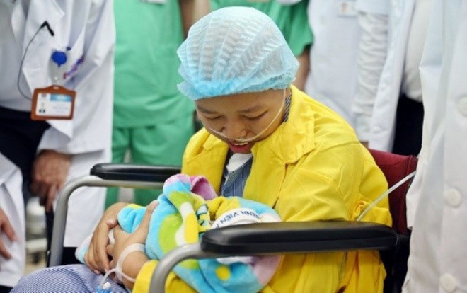 Xúc động giây phút người mẹ ung thư đoàn tụ bên con trai Bình An: ‘Ở đây ngoan, bao giờ mẹ khoẻ mẹ sang’ Ảnh 2