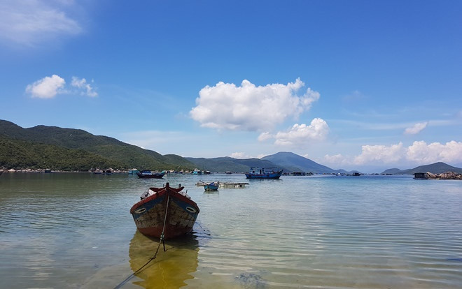 Lật ghe chở khách du lịch ở vịnh Vân Phong, 3 người tử vong Ảnh 2