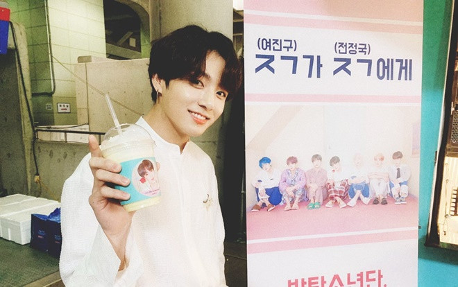 Jungkook cảm ơn Yeo Jin Goo vì đã gửi quà cho buổi họp fan của BTS Ảnh 2