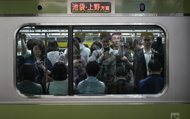 Cuộc sống ngột ngạt đến nghẹt thở ở Tokyo nhìn từ những chuyến tàu điện ngầm Ảnh 2