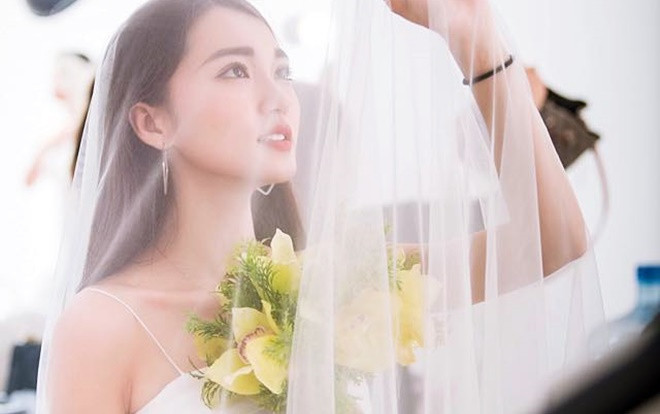 Bạn gái Hoa hậu mặc váy cưới, khoe nhẫn kim cương: Phan Văn Đức sắp cưới vợ? Ảnh 2