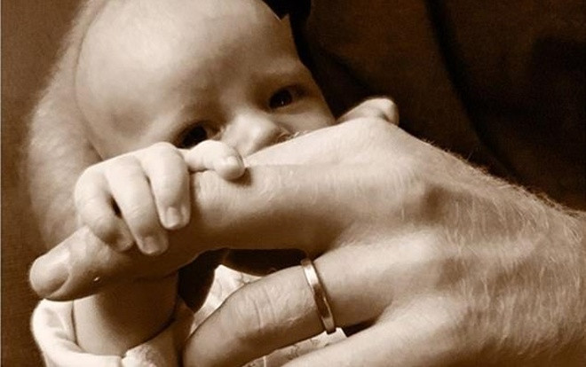 Hoàng tử Harry và Meghan lần đầu chia sẻ ảnh cận mặt con trai vô cùng đáng yêu Ảnh 2