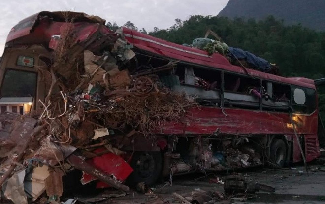 Kinh hoàng xe tải đầu đầu ô tô khách trong đêm 3 người chết, hơn 30 người bị thương Ảnh 2