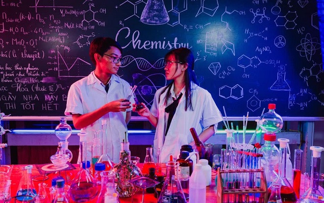 Bộ ảnh kỷ yếu concept phòng thí nghiệm ‘chất như nước cất’ của các bạn học sinh trường THPT chuyên Lý  Tự Trọng Ảnh 2