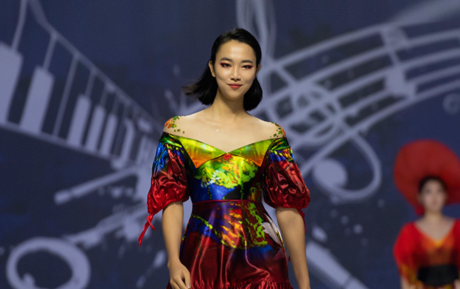 Người mẫu Hàn Quốc duyên dáng trình diễn thời trang Việt Ảnh 2