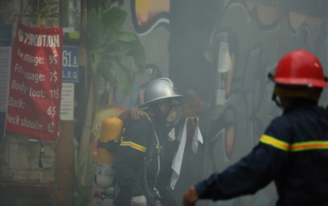 Giải cứu gần 30 người trong vụ cháy khách sạn ở phố cổ Hà Nội Ảnh 2