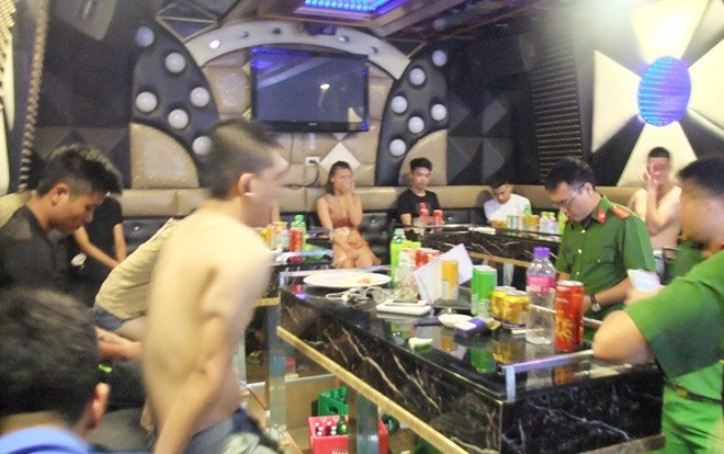 Công an đột kích phát hiện nhiều chân dài cùng thanh niên dùng ma tuý bay lắc điên cuồng trong quán karaoke Ảnh 2