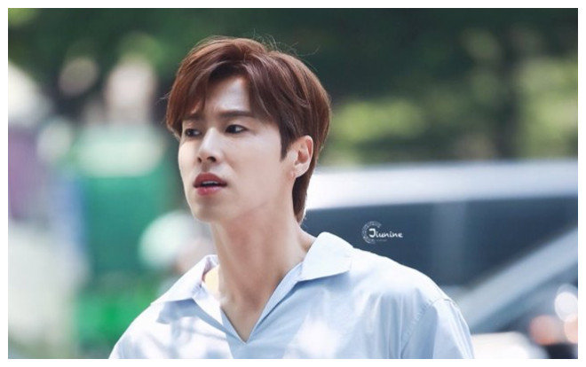 Yunho (TVXQ) 'gây lú' với kích cỡ khuôn mặt chỉ bằng nửa chiếc mặt nạ giấy Ảnh 2