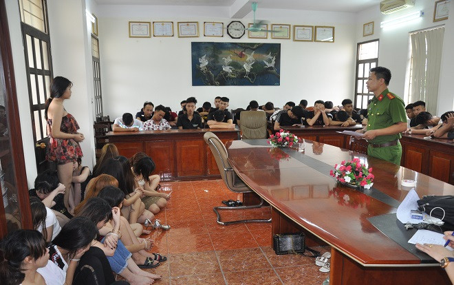 Phát hiện 135 nam thanh nữ tú mua bán, tàng trữ và sử dụng ma túy trong một đêm Ảnh 2