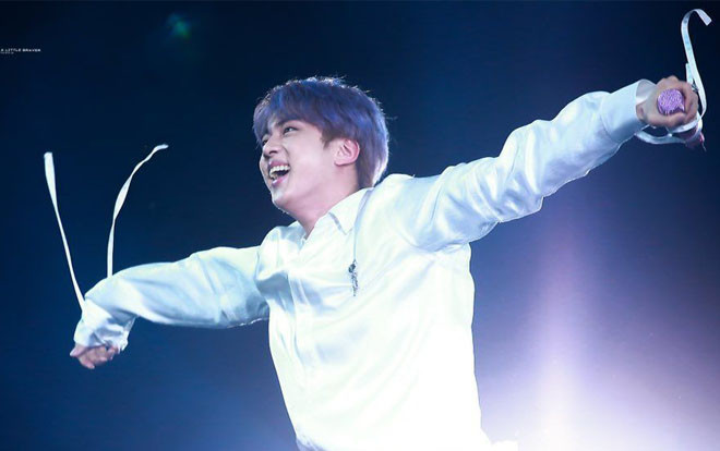 Fan meeting BTS tại Busan: Lộ diện sân khấu Fire phiên bản 'nhắng nhít' đến từ anh cả Jin Ảnh 2