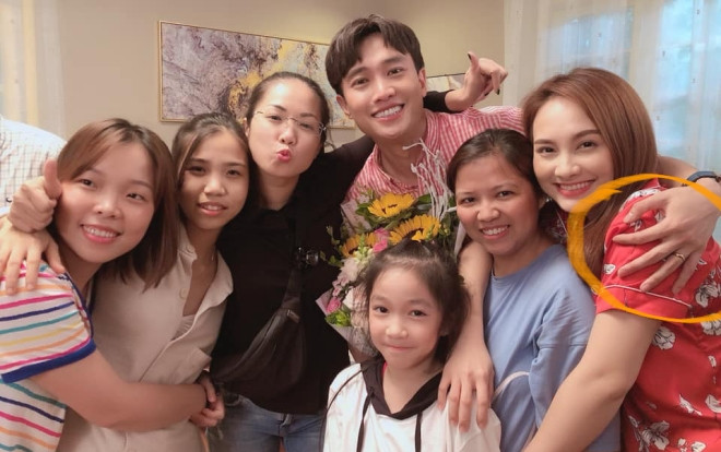 Quốc Trường đăng tải ảnh chia tay đoàn phim Về nhà đi con, khán giả chỉ chú ý tới khoảnh khắc tình cảm này với Bảo Thanh Ảnh 2