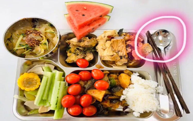 Chụp ảnh khay thức ăn gửi người yêu, chàng trai bị vạch trần đang ngồi với cô gái khác chỉ vì một chiếc thìa Ảnh 2