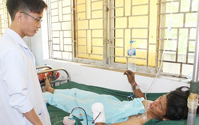 Nam thanh niên phải cắt cụt bàn tay bị dập nát vì vừa dùng điện thoại vừa sạc pin Ảnh 2