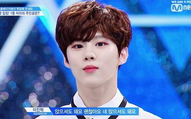 Thực tập sinh 'Produce X 101' Kim Wooseok khiến cộng đồng mạng tan chảy khi ăn bánh que cùng fan Ảnh 2