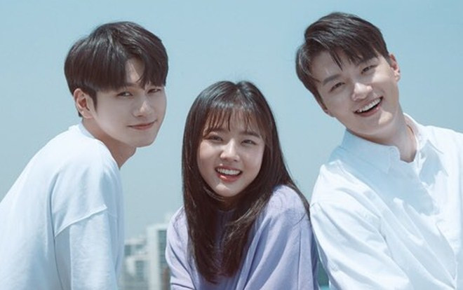 Ong Seong Woo (Wanna One), Kim Hyang Gi và Shin Seung Ho nở nụ cười tỏa nắng trong poster mới nhất của drama 'Moment of Eighteen' Ảnh 2