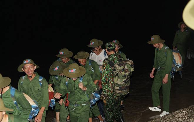 Sinh viên ĐH Tôn Đức Thắng trải nghiệm hoạt động 'hành quân đêm' cực thú vị trong kỳ học quân sự Ảnh 2