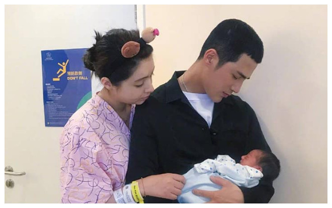 Mỹ nhân 'Hàm Hương Tân Cương' Mạch Địch Na và nam thần Khương Triều khoe ảnh con trai đầu lòng Ảnh 2