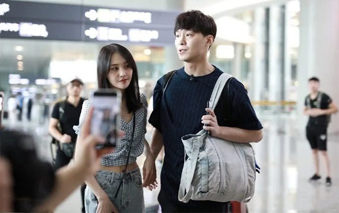 Mặc cho fan phản đối, Trịnh Sảng vẫn hạnh phúc, cùng Trương Hằng xuất hiện ân ái tại sân bay Ảnh 2