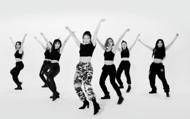 Không còn tiệc tùng linh đình, Jeon Somi vẫn khiến fan 'phát cuồng' với vũ đạo nóng bỏng trong phiên bản Choreography của 'Birthday' Ảnh 2