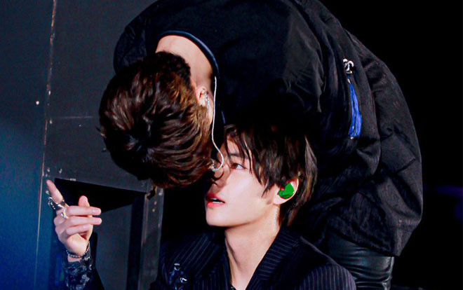 V và Jimin đùa giỡn 'sát rạt' trên sân khấu: Suýt chút nữa thì môi chạm môi rồi! Ảnh 2