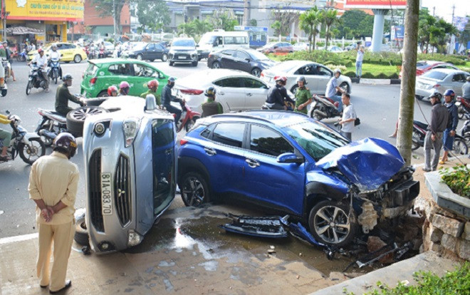Ô tô 'điên' tông hàng loạt xe máy và ô tô con dừng chờ đèn đỏ Ảnh 2