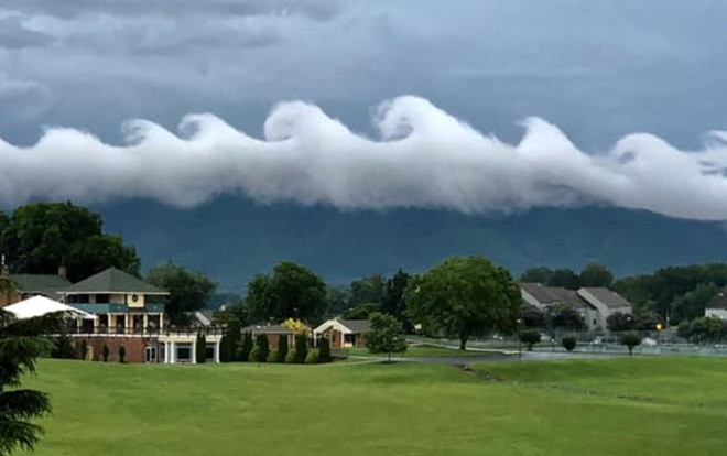 Đám mây cuộn hình sóng hiếm gặp xuất hiện trên bầu trời Mỹ Ảnh 2