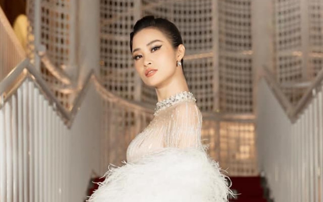 Diện thiết kế kiêu sa 'quét sạch' thảm đỏ, Đông Nhi hài hước chia sẻ: 'Cô lao công chắc rất cảm kích' Ảnh 2