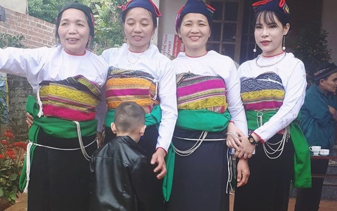 Cận cảnh mẹ Bùi Tiến Dũng 'khoe sắc' cùng con dâu tương lai bị đồn mang thai Ảnh 2