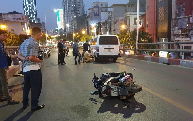 Va chạm với ô tô 7 chỗ, nam thanh niên điều khiển xe máy tử vong trên cầu vượt Lê Văn Lương Ảnh 2