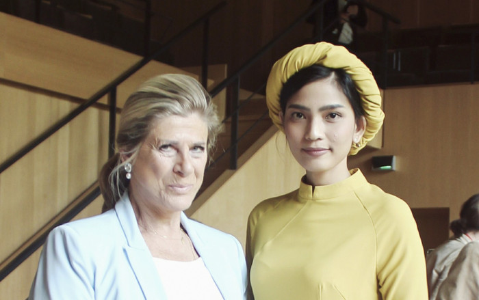 Á hậu Trương Thị May thay hai bộ áo dài, được công chúa Bỉ tấm tắc khen ngợi Ảnh 2