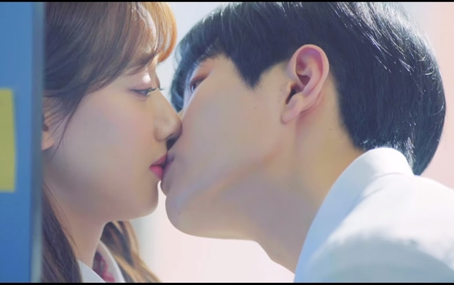 Đây chính là cảnh hôn ngọt ngào nhất chưa từng thấy của hai thần tượng Kpop trong A-TEEN 2! Ảnh 2