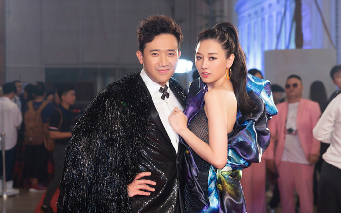 Trấn Thành - Hari Won diện trang phục sequin lộng lẫy như ông hoàng bà chúa Ảnh 2