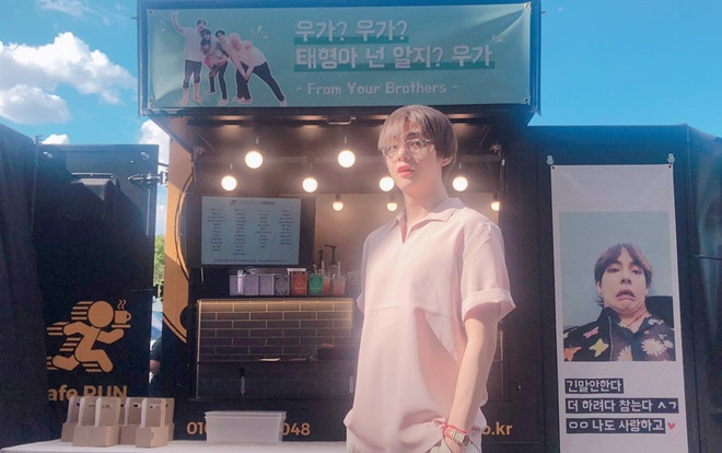 Park Seo Joon và Choi Woo Shik gửi xe thực phẩm ủng hộ nhưng vẫn không quên 'troll' mạnh anh chàng V (BTS) Ảnh 2