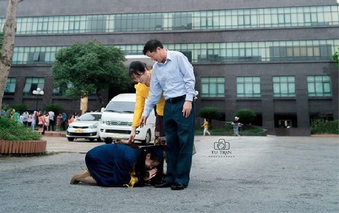 Hình ảnh nữ sinh quỳ lạy bố mẹ trong ngày lễ tốt nghiệp Đại học gây xúc động cộng đồng mạng Ảnh 2