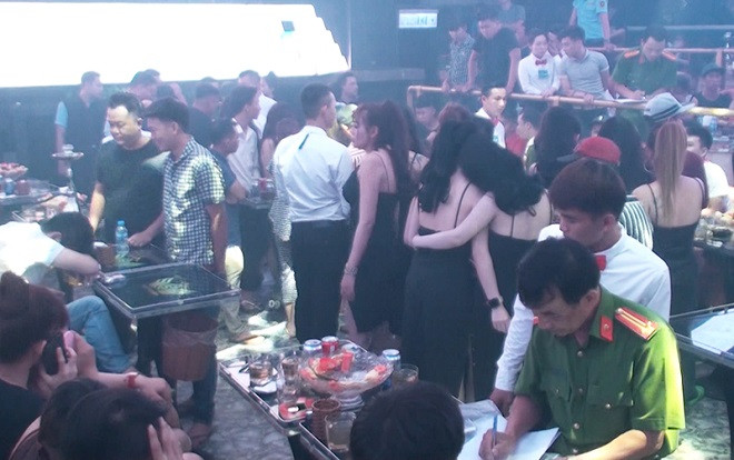 Đột kích quá bar, phát hiện 200 nam thanh nữ tú đang phê ma túy Ảnh 2