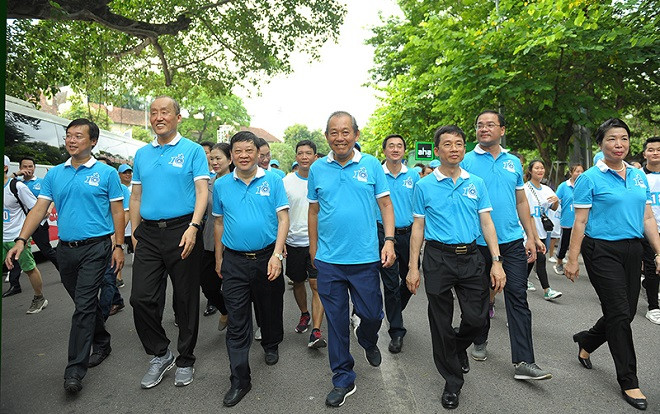 Phó Thủ tướng thường trực Trương Hòa Bình cùng hàng nghìn người hưởng ứng 'Đi bộ vì sức khỏe' Ảnh 2