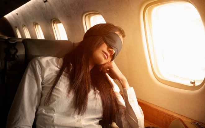 Ngủ say, người phụ nữ bị bỏ lại một mình trên máy bay Ảnh 2