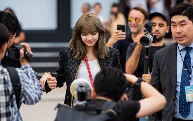 Lisa Black Pink hút cả rừng ống kính nhiếp ảnh quốc tế khi xuất hiện tại show thời trang Celine Ảnh 2