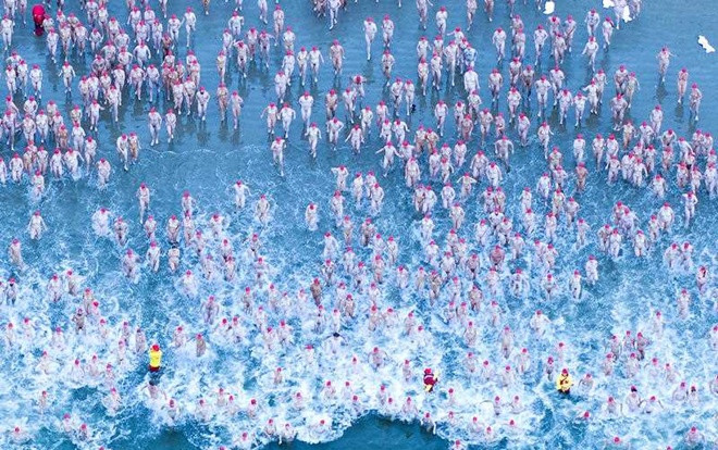 Gần 2.000 người bơi khỏa thân giữa cái lạnh 5 độ C mừng ngày đông chí Ảnh 2