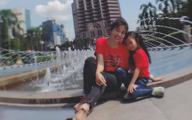 Mai Phương cùng con gái diện áo đôi cực xinh trong chuyến du lịch tới Singapore Ảnh 2