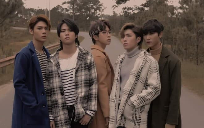 MV 'Hãy khóc trên vai anh': Fan nghẹn ngào vì cách Uni5 nhắc nhớ Toki Thành Thỏ Ảnh 2