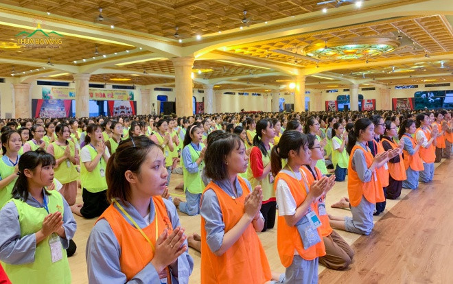 Hàng nghìn học sinh tham gia khoá tu hè, học pháp sám hối ở chùa Ba Vàng Ảnh 2