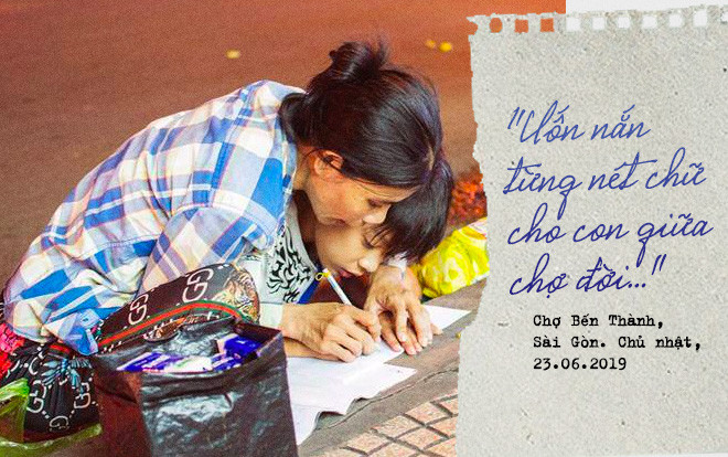 Bức ảnh mẹ dạy con học bài ngay trên vỉa hè Sài Gòn náo nhiệt khiến nhiều người lay động Ảnh 2
