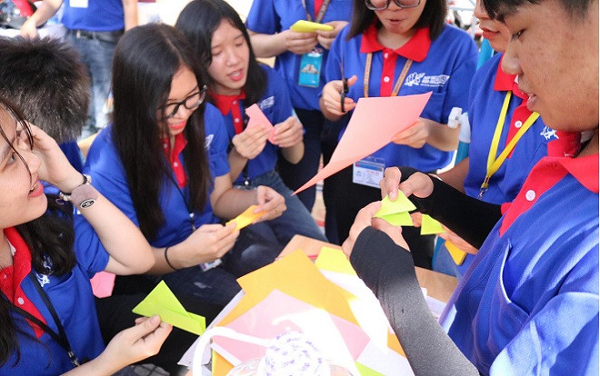 Những hình ảnh đẹp của đội sinh viên tình nguyện trong ngày thi đầu tiên kỳ thi THPT Quốc gia 2019 Ảnh 2