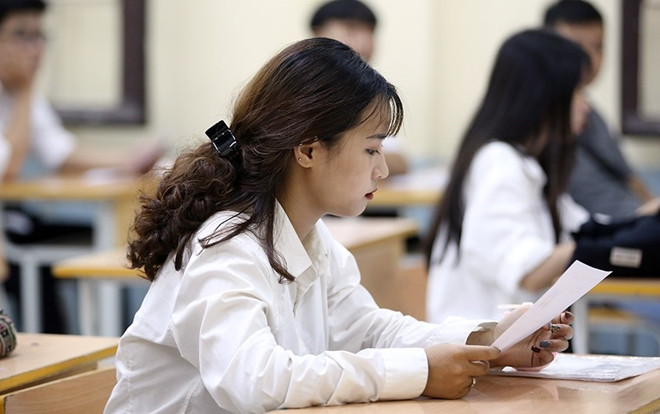 Chùm ảnh: Nữ sinh xinh đẹp dự thi môn đầu tiên của kỳ thi THPT Quốc gia 2019 tại điểm thi THPT Phan Đình Phùng Ảnh 2