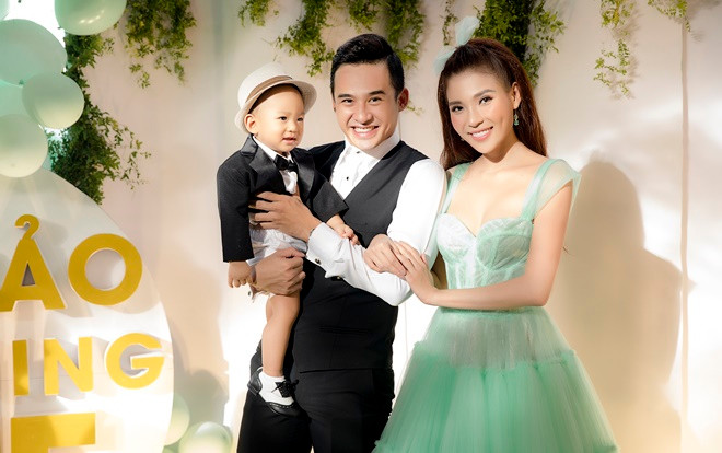 Tròn 1 tuổi, quý tử nhà Lương Thế Thành - Thuý Diễm kháu khỉnh, điển trai trong tiệc sinh nhật Ảnh 2