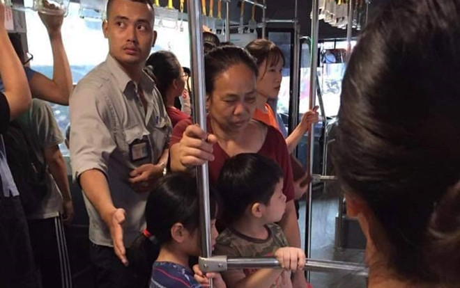 Hành động 'soái ca' của anh phụ xe khi 3 bà cháu xuống xe buýt được cộng động mạng hết lời khen ngợi Ảnh 2