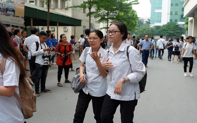 Thí sinh vui vẻ kết thúc ngày thi đầu tiên: 'Đề Toán năm nay dễ thở hơn năm trước rất nhiều, chúng em tự tin đến 80%' Ảnh 2